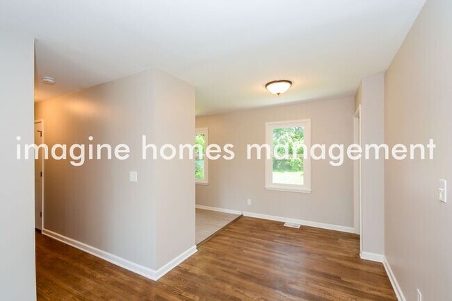 Building Photo - 3 bedroom, 2 bath in Forest Hills School D...