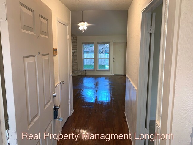 Building Photo - Beautifully Renovated 4/2 One story Georgetown Property.