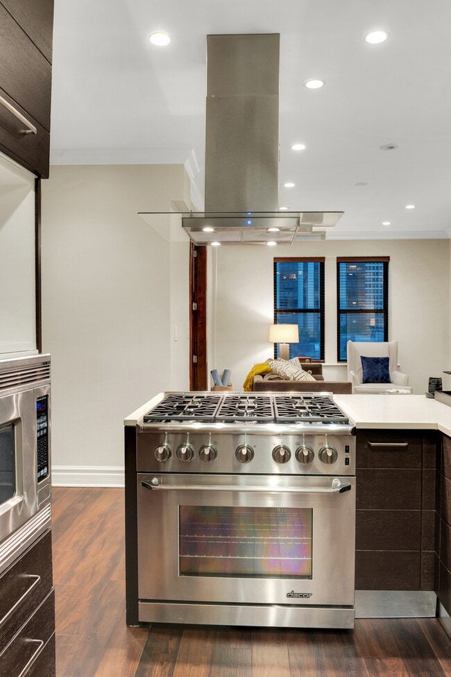 Foto del edificio - 70 E Walton St