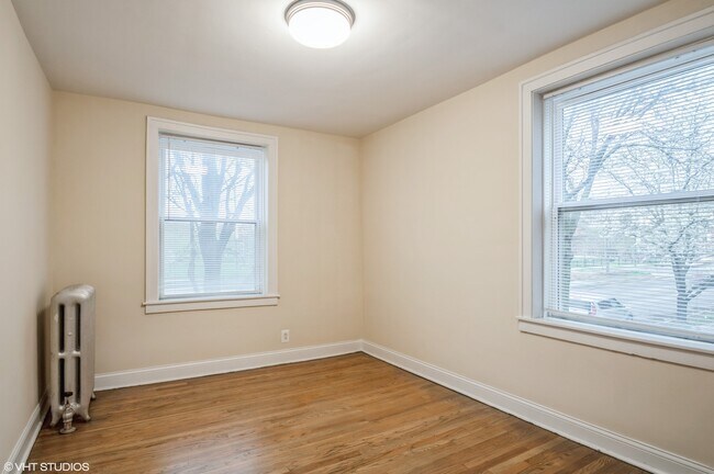 Foto del edificio - 3806 W Irving Park Rd