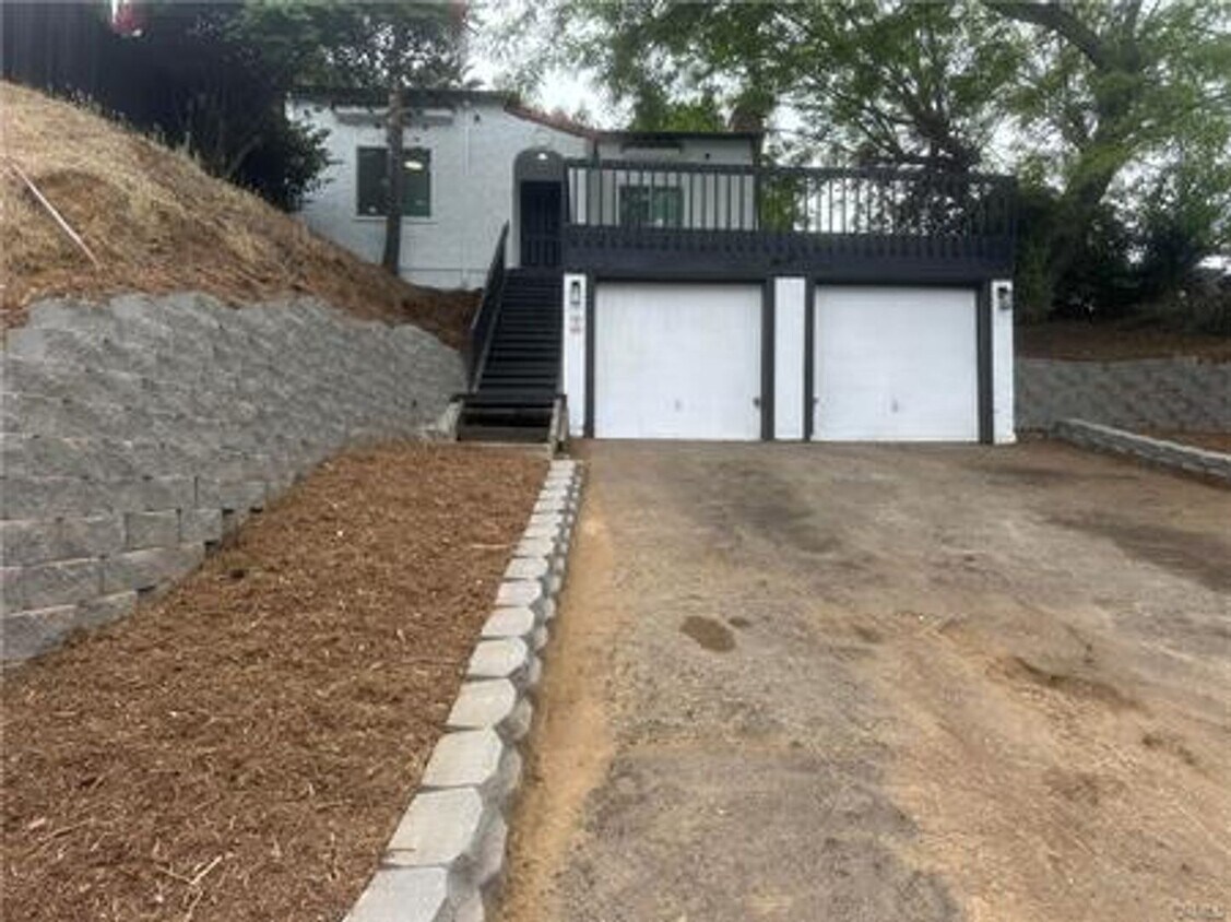 Foto principal - Secluded & Spacious La Mesa home available...