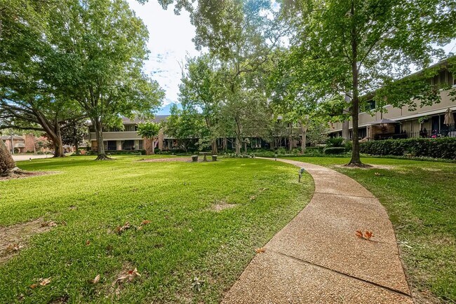Building Photo - 642 S Ripple Creek Dr