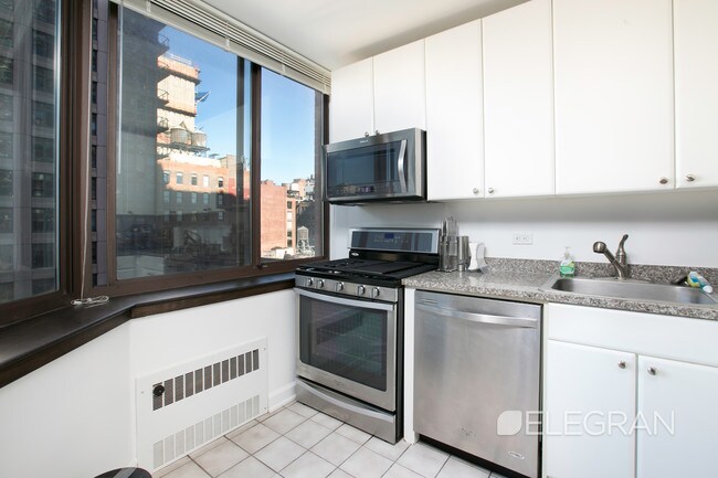 Building Photo - 77 W 24th St