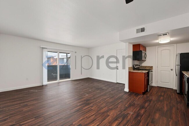 Building Photo - Unit B226