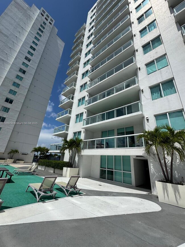 Foto del edificio - 1871 NW S River Dr