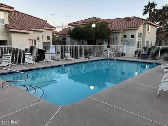 Building Photo - 2 br, 2 bath Townhome - 8032 Desire Ave