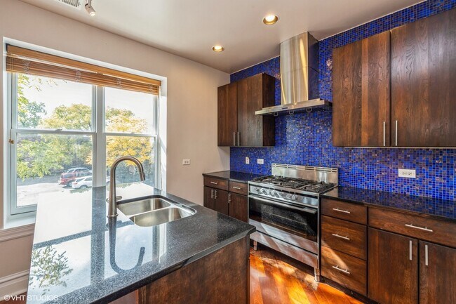 Building Photo - 754 W 33rd St