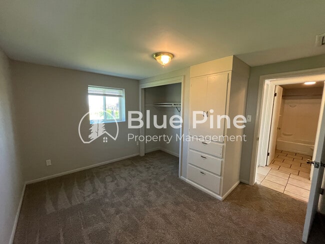 Building Photo - 548 E 113 N