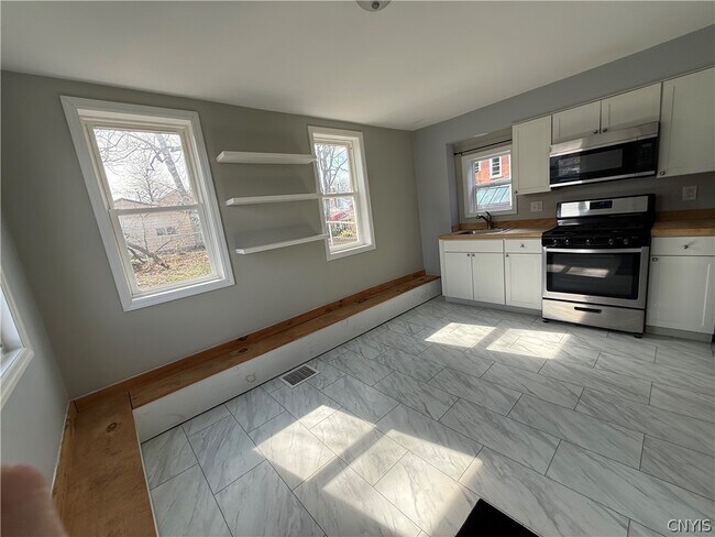 Foto del edificio - 250 W 2nd St