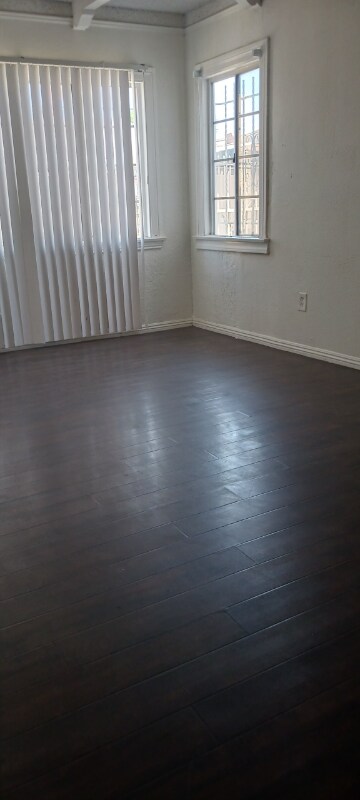 Building Photo - 1008 N Willow Ave