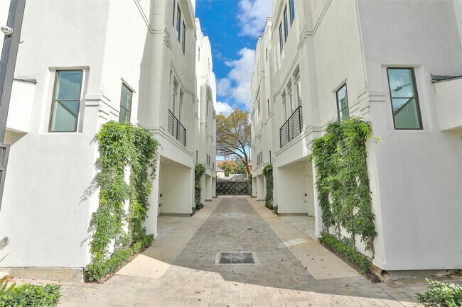 Foto del edificio - 4527 Graustark St