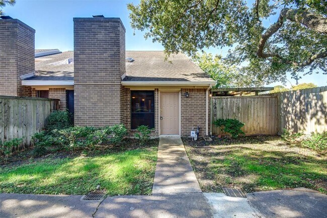 Foto del edificio - 13810 Hollowgreen Dr
