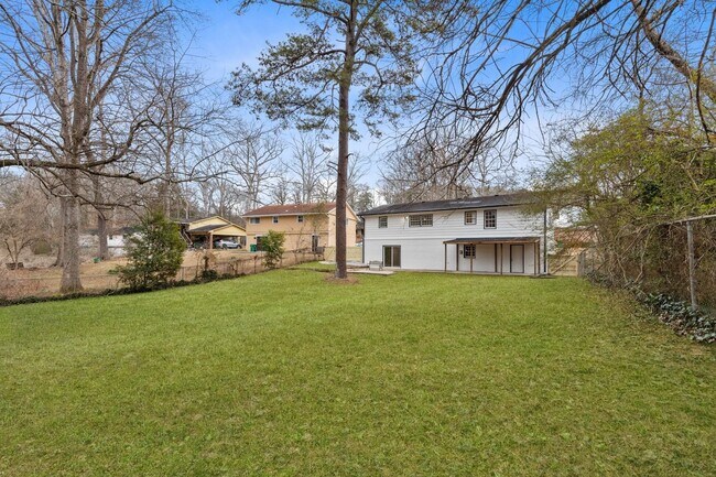 Foto del edificio - 2347 Greenway Dr