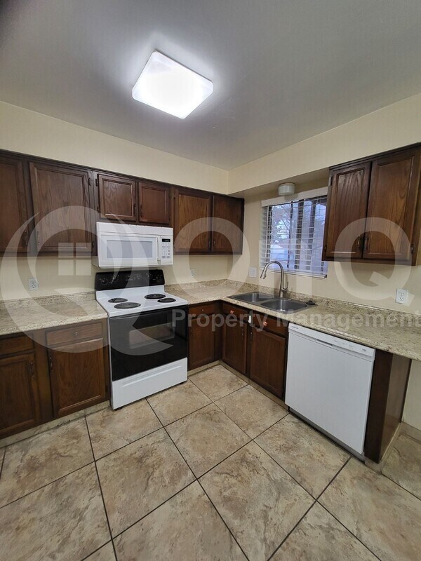 Building Photo - 905 S La Bellota