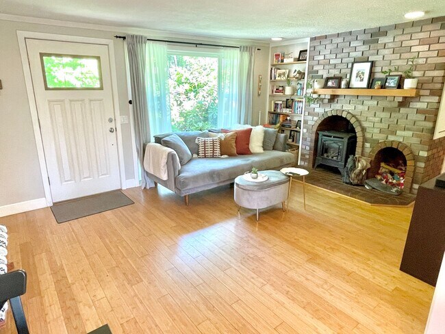 Building Photo - Powellhurst-Gilbert Updated Ranch Home wit...
