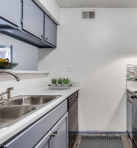 Building Photo - 601 Bellaire Dr