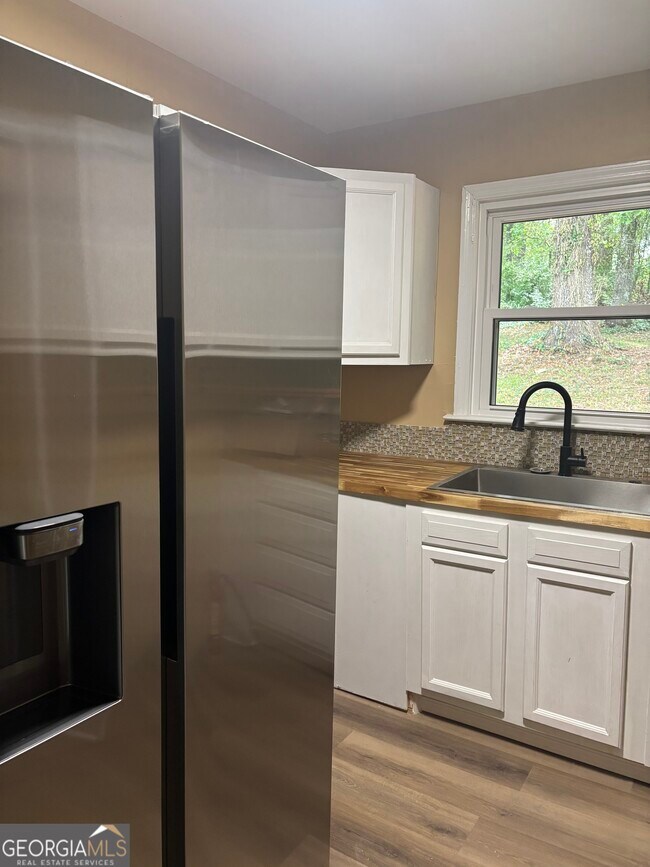 Foto del edificio - 4469 Meadow Dr