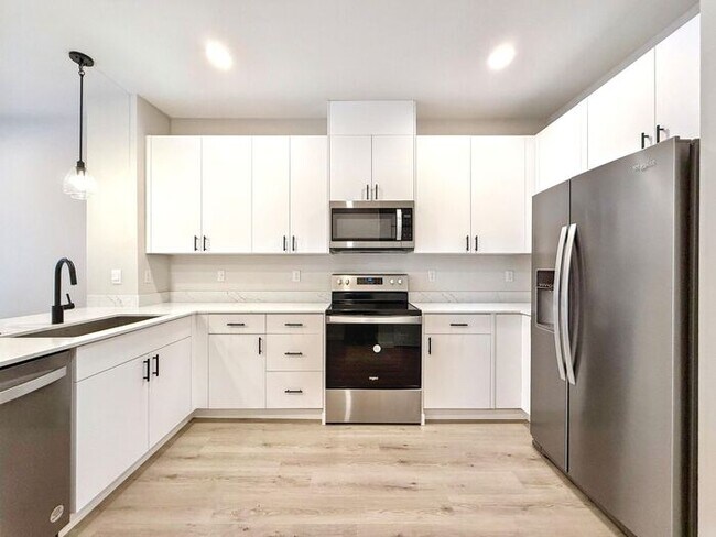Building Photo - Charming 3-Bedroom Townhome with Modern Am...