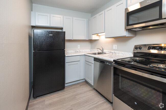 2BR, 1.5BA - 900SF - Kitchen - Canterbury Arms