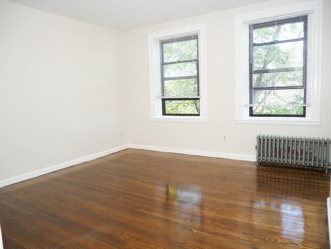 Building Photo - 45 Carlton St