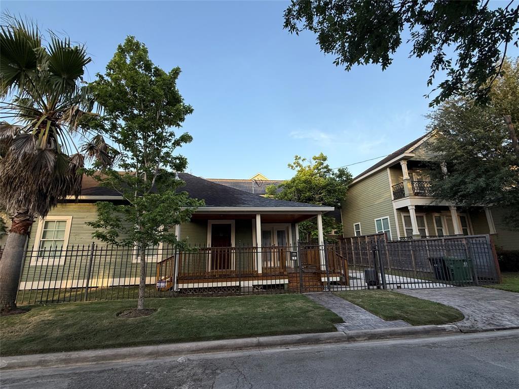 Primary Photo - 2626 Columbia St