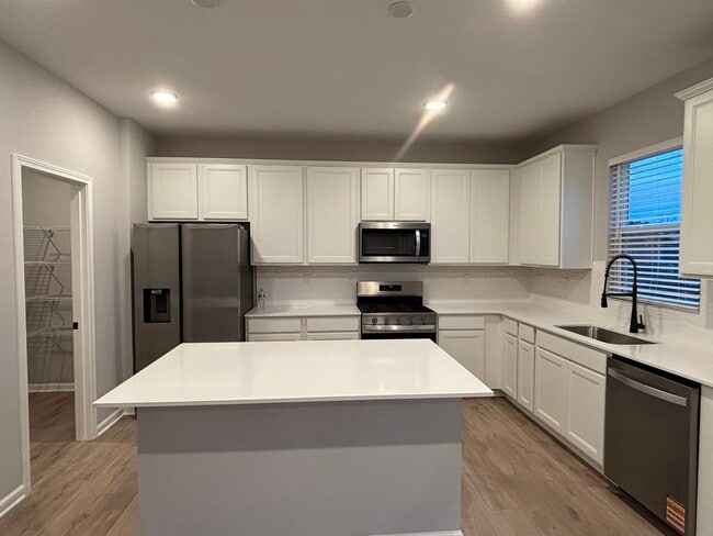 Foto del edificio - 16815 Aiken Ridge Cir