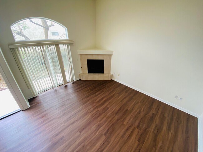 Foto del edificio - 8844 Darby Ave