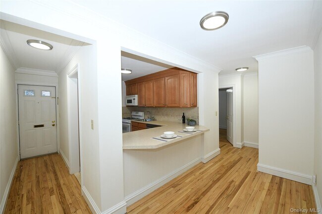 Foto del edificio - 590 Bedford Rd