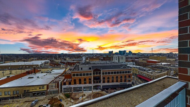 Foto del edificio - 3,400 SQFT CONDO IN DOWNTOWN CHAMPAIGN W/ ...