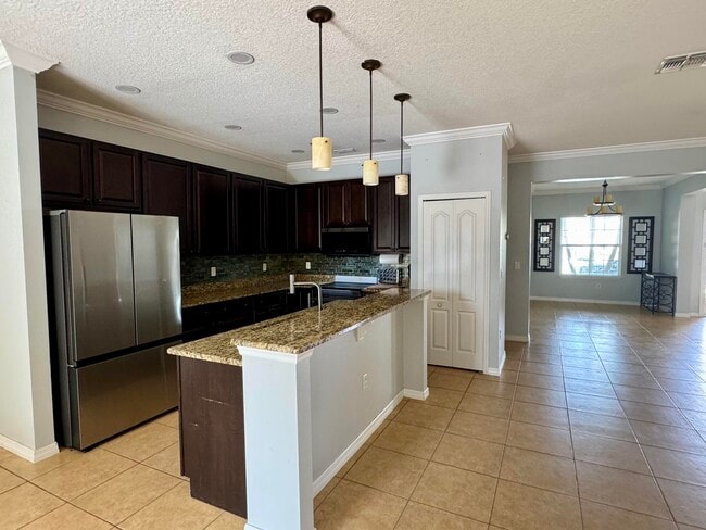 Building Photo - 520 SW Dailey Ave