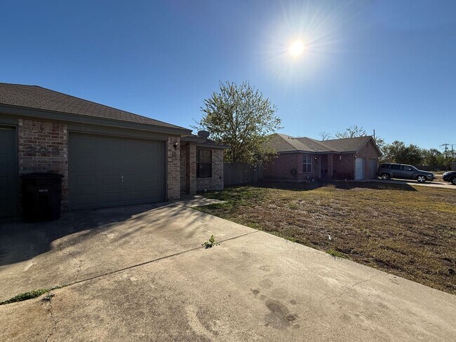 Building Photo - 202 Castellon Ct