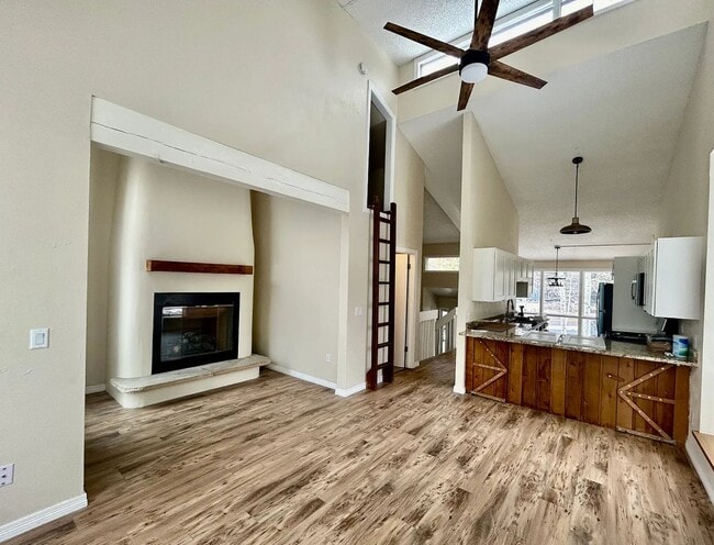 Building Photo - 864 Spruce Ct