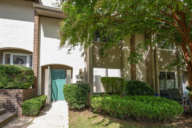 Building Photo - Newly remodeled, bright and beautiful two ...