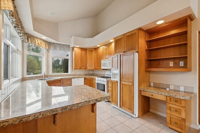 Building Photo - Wonderful Townhome On Eagle Bend Golf Course!