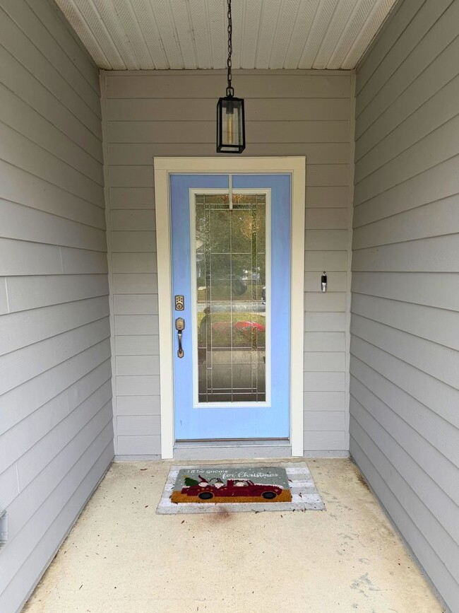 Building Photo - Location, amenities and FIVE bedrooms!!!