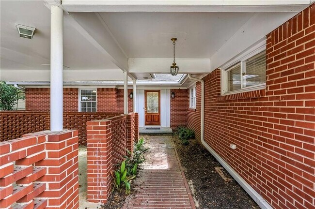 Foto del edificio - 2581 Sharondale Dr NE