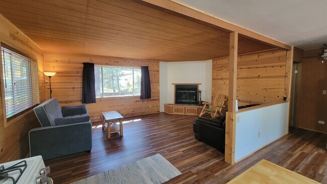 Building Photo - 2-Bedroom, 1.5-Bath Mountain Hideaway