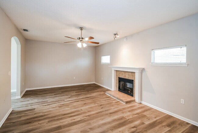 Building Photo - 1611 Northglen Cir