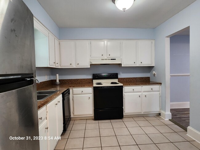 Building Photo - 3383 Lakecrest Rd
