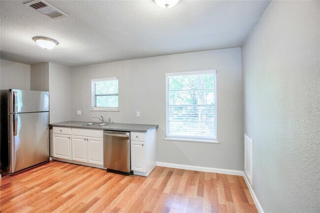 Building Photo - 5423 Willow Glen Dr