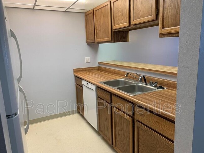 Building Photo - 1670 Eastridge Dr