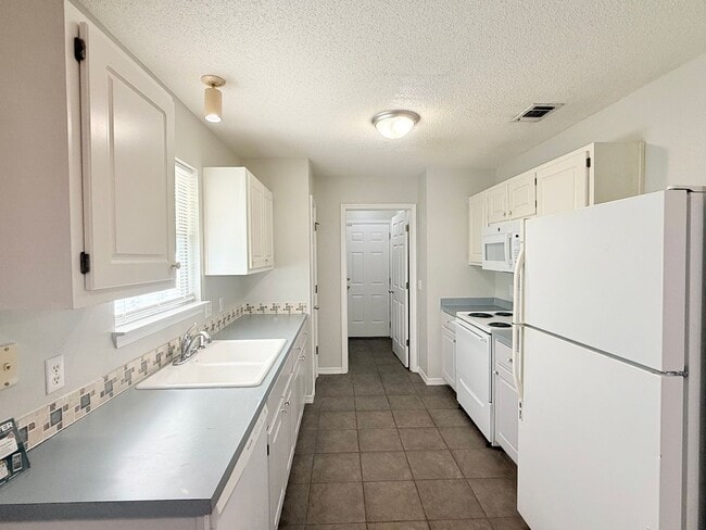 Foto del edificio - Charming 3 Bed/2 Bath Near NAS Whiting Field