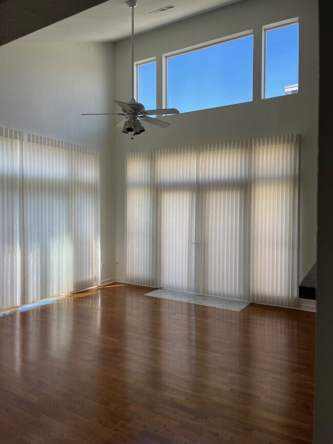 Sala de estar - 7240 W Custer Ave