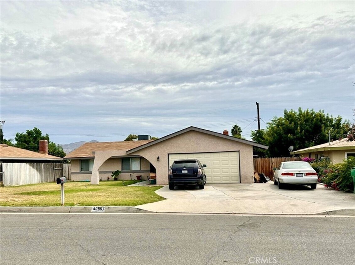 Foto principal - 4 BEDROOM 2 BATH HOUSE FOR RENT IN HEMET CA