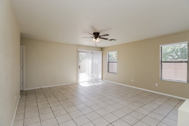 Foto del edificio - 2200 E Spruce Dr