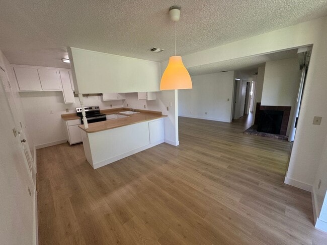 Building Photo - 3 bedroom 2 bathroom | House in Tahoe Park