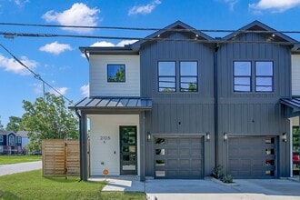 Building Photo - 2105 Esther Dr