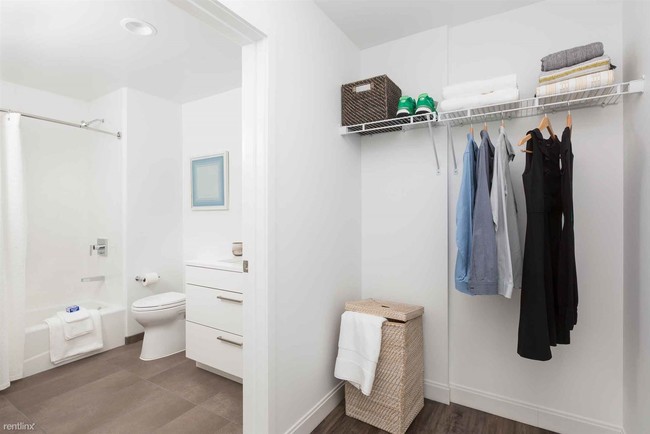 Foto del edificio - 3 br, 2 bath  - 123 Guest St #301 301