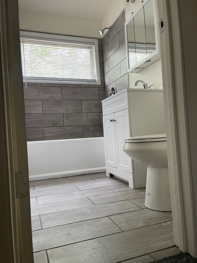 Full Bathroom - 6904 S Harvard Ave