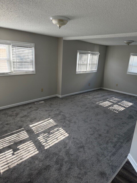 Él - 102 Hickory St